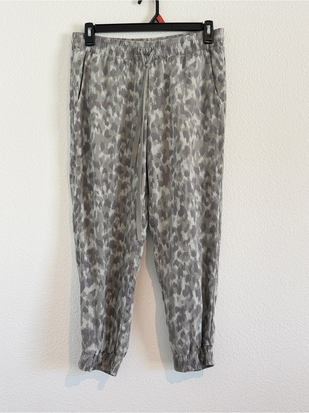 cloth & stone Gray Leopard-Print Jogger Pants Medium